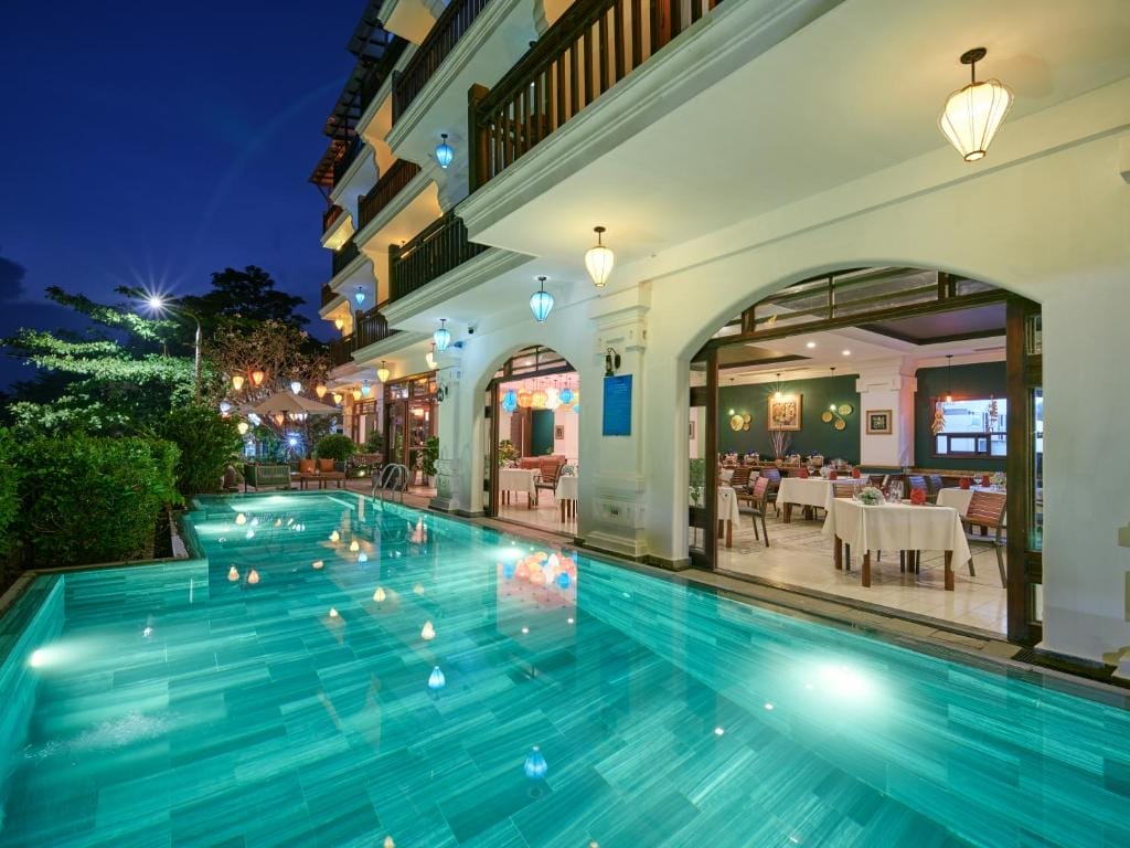Tọa lạc chỉ cách Phố cổ 600m, khách sạn mang đến sự tiện lợi để khám phá di sản văn hóa, đồng thời tận hưởng những giây phút nghỉ ngơi trọn vẹn. Nằm ở khu vực yên tĩnh nhưng vẫn gần trung tâm, khách sạn cung cấp xe đạp miễn phí và dịch vụ đưa đón đến bãi biển An Bàng, giúp du khách dễ dàng khám phá mọi ngóc ngách của Hội An. 
