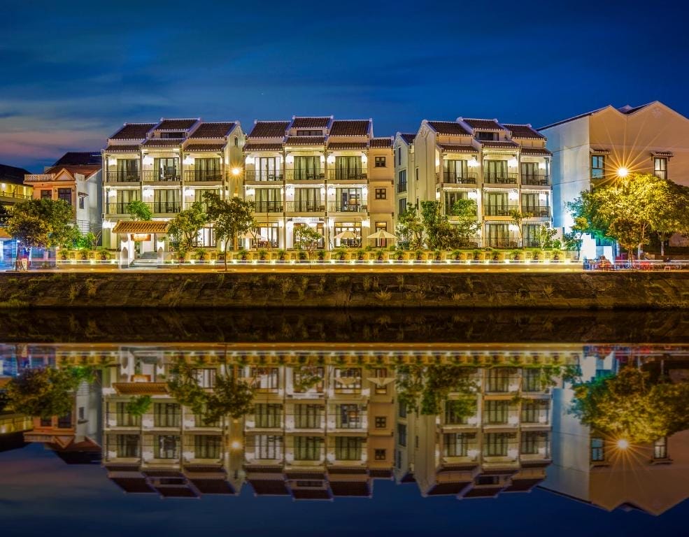 Khách sạn view phố cổ Hội An bên bờ sông Hoài