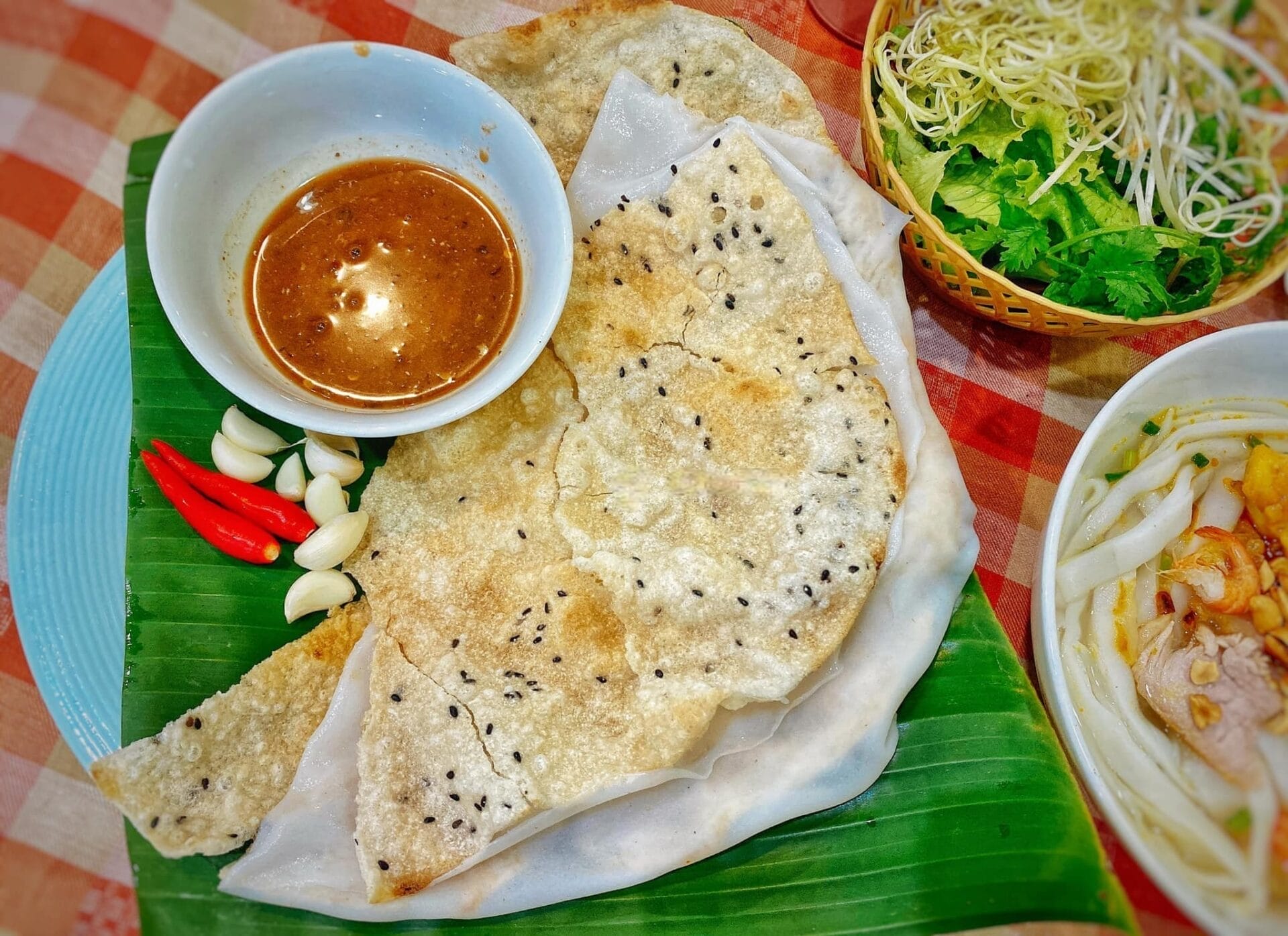 - Bánh ướt làm thủ công, mỏng và thơm: Bánh ướt ở Hội An được làm từ gạo ngon xay nhuyễn, tráng mỏng và hấp chín vừa đủ để không quá nhão nhưng vẫn giữ được độ mềm dẻo.- Bánh tráng nướng giòn rụm, không khét: Bánh tráng được nướng thủ công trên than hồng, không bị cháy, giữ được vị bùi nhẹ của gạo và độ giòn tan trong miệng.