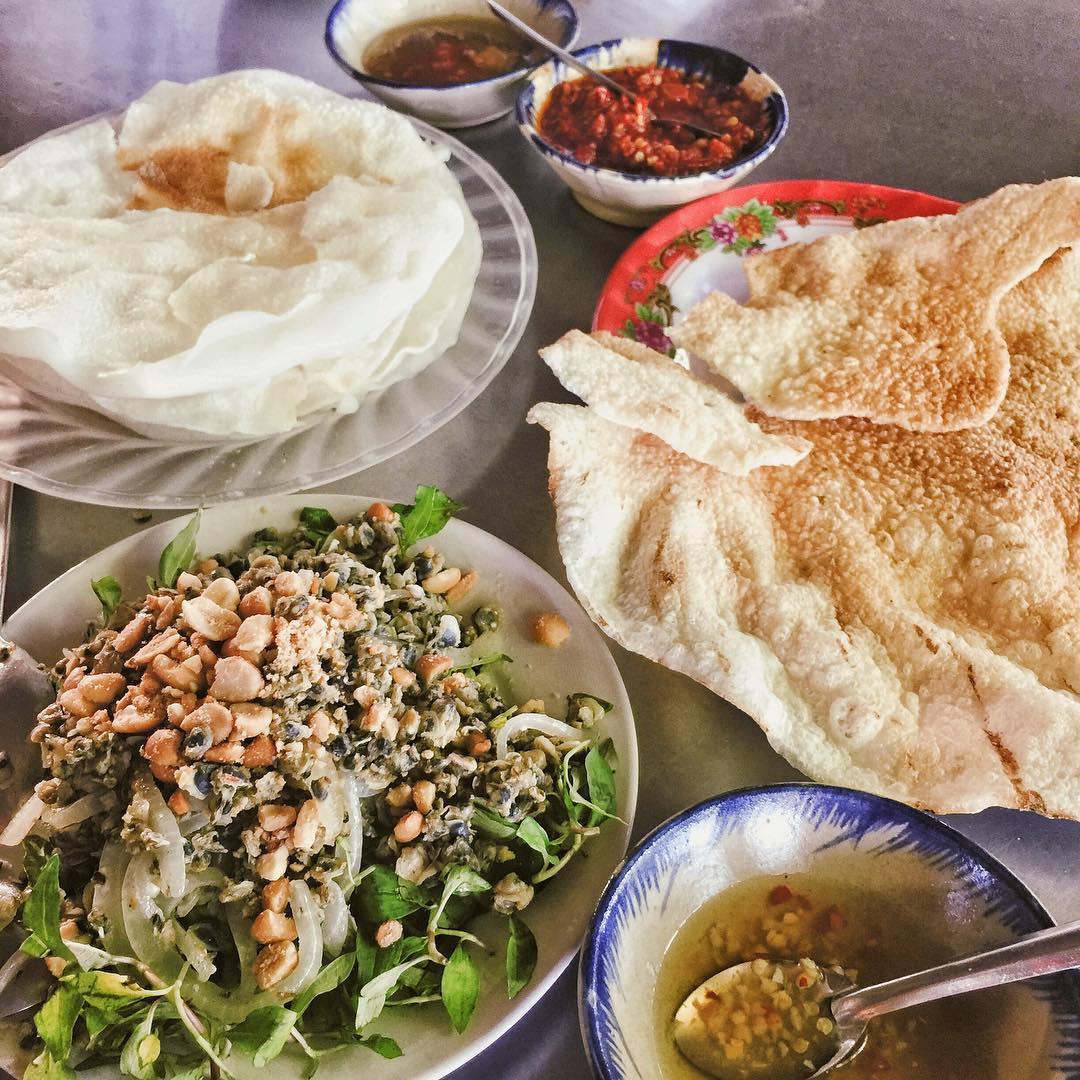 Đến với Bánh đập Hội An Bến Tre, thực khách không chỉ được thưởng thức món ngon đậm đà hương vị xứ Quảng mà còn đắm chìm trong khung cảnh thiên nhiên tuyệt đẹp, lãng mạn. Những chiếc bánh đập giòn rụm, kết hợp cùng hến tươi bắt từ Cồn Hến ngọt mát, tạo nên hương vị khó quên. Kết thúc bữa ăn, một chén chè bắp thanh ngọt sẽ là điểm nhấn hoàn hảo, khiến trải nghiệm ẩm thực nơi đây thêm trọn vẹn.