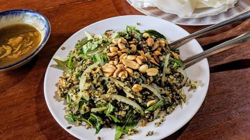 Nếu đang tìm một địa chỉ lý tưởng để thưởng thức món hến xào trứ danh Hội An, thì Quán Lân chính là lựa chọn mà nhiều du khách ưu ái ghé thăm. Nằm ngay chân cầu Cẩm Nam – vị trí dễ tìm và thuận tiện di chuyển, quán sở hữu không gian rộng rãi, có thể đón tiếp từ 60 đến 70 thực khách cùng lúc, rất phù hợp cho những buổi tụ họp bạn bè hay gia đình.