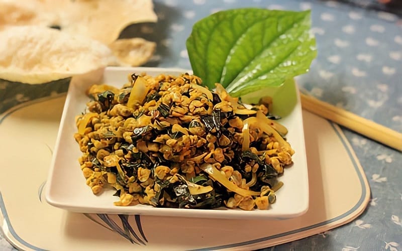 Điểm đặc biệt đầu tiên của món hến xào Hội An chính là nguyên liệu hến tươi được đánh bắt từ Cồn Hến – Cẩm Nam. Đây là vùng đất nằm giữa sông Thu Bồn, nơi nước chảy hiền hòa, trong lành, tạo điều kiện lý tưởng để hến sinh trưởng. Hến ở đây tuy nhỏ nhưng chắc thịt, ngọt và thơm, là nguyên liệu chính không thể thay thế.