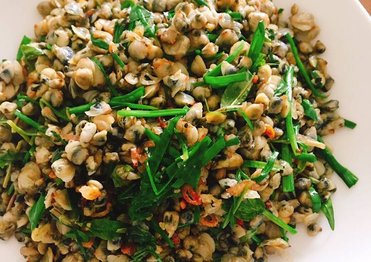 Dưới chân cầu Cẩm Nam yên bình, quán hến xào Bà Già từ lâu đã trở thành biểu tượng ẩm thực không thể bỏ lỡ của Hội An. Được mệnh danh là một trong những quán ăn lâu đời và nổi tiếng nhất vùng, nơi đây luôn tấp nập thực khách ghé thăm, đặc biệt là vào những buổi chiều mát rượi khi gió sông lồng lộng thổi qua, mang theo hương thơm nức mũi của món hến xào trứ danh.