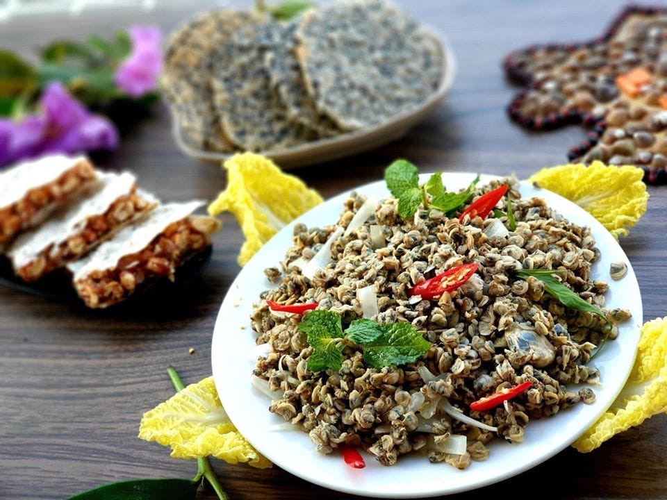 Không gian quán rộng rãi, thoáng mát, và điều khiến ai cũng ấn tượng chính là mùi hến xào thơm lừng lan tỏa khắp nơi. Chỉ cần ngồi chờ món ăn được dọn ra thôi, thực khách cũng đã thấy bụng “réo gọi” bởi hương thơm nồng nàn, đầy kích thích vị giác. Hến tại đây được xào vừa tới, đậm đà gia vị, ăn kèm cùng bánh tráng nướng giòn tan tạo nên một sự kết hợp hoàn hảo.