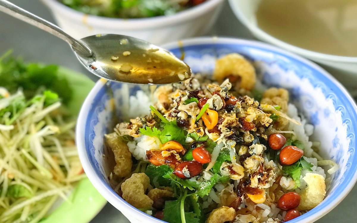 Quán Món Huế – Hội An là điểm dừng chân lý tưởng cho những ai yêu thích hến xào - một đặc sản đậm đà hương vị miền Trung. Tại đây, từng phần hến xào không chỉ chinh phục thực khách bởi vị ngon trọn vẹn, mà còn gây ấn tượng bởi cách trình bày tinh tế và bắt mắt. Không gian quán thoáng đãng, mang lại cảm giác dễ chịu như đang dùng bữa tại nhà, cùng với nhân viên nhiệt tình, chu đáo, chắc chắn sẽ mang đến cho bạn trải nghiệm ẩm thực đáng nhớ giữa lòng phố cổ Hội An.