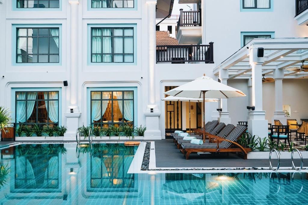 Nổi bật với tông màu xanh mint tinh tế, Anio Hội An là khách sạn Hội An gần phố cổ với sự kết hợp hoàn hảo giữa nét cổ điển Á Đông và phong cách hiện đại phương Tây, tạo nên không gian nghỉ dưỡng đẳng cấp, thu hút giới trẻ yêu thích sống ảo. Đến đây, bạn sẽ bị cuốn hút ngay từ khu vực trung tâm với những bể bơi bốn mùa lấp lánh, bể ngâm thư giãn và những góc ghế dài phủ màn buông – tất cả đều là background "sống ảo" đẹp mê ly.
