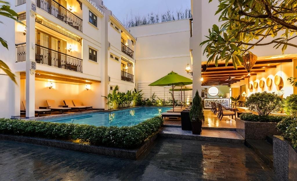 Laluna là một trong những khách sạn hiếm hoi tại Hội An sở hữu vị trí đắc địa ngay bên dòng sông Hoài thơ mộng. Dọc theo con đường tản bộ yên bình trước khách sạn là khung cảnh nên thơ, nơi bạn có thể đón bình minh nhẹ nhàng hay thả hồn theo ánh hoàng hôn rực rỡ từ ban công rộng mở nhìn thẳng ra sông. Không chỉ gây ấn tượng bởi view sông tuyệt đẹp, Laluna còn ghi điểm với vị trí lý tưởng chỉ mất khoảng 5 phút đi bộ là bạn đã chạm ngõ phố cổ đầy sắc màu.