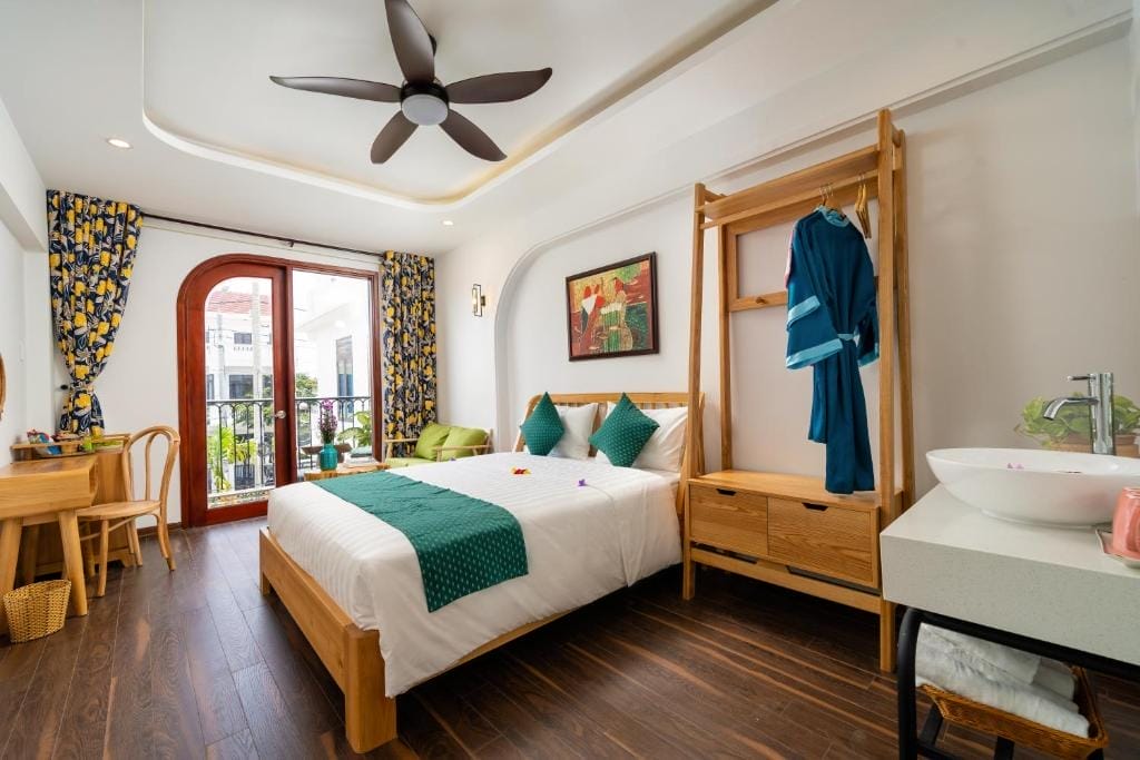 Chỉ cách biển An Bàng khoảng 10 phút tản bộ và nằm gần ngay phố cổ Hội An, An Nhiên Homestay là lựa khách sạn Hội An gần phố cổ cho những ai muốn tận hưởng cả biển xanh và vẻ đẹp cổ kính của phố Hội. Bạn có thể thoải mái sử dụng xe đạp miễn phí từ homestay để khám phá những điểm đến nổi tiếng như Hội quán Quảng Đông, Hội quán Triều Châu hay đơn giản là lang thang qua những con hẻm vàng ruộm màu thời gian.