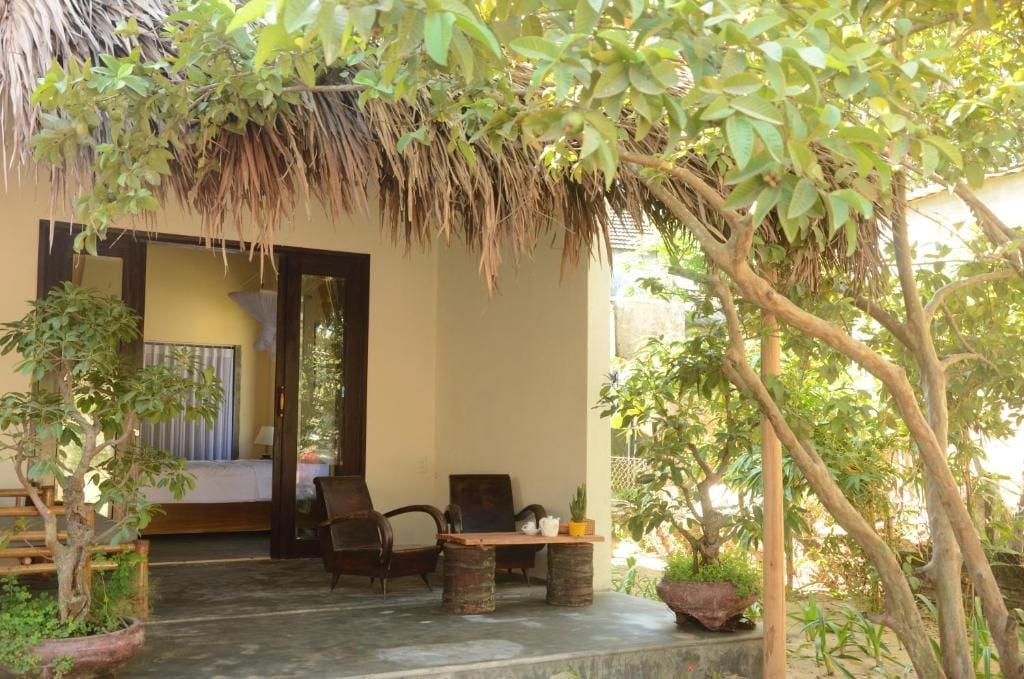 Cách biển An Bàng chỉ 2 phút đi bộ, Red Flower Cottage Homestay là khách sạn Hội An gần phố cổ mang nét đẹp bình dị của Hội An. Với những mái tranh mộc mạc, trần cao thoáng đãng và những khung cửa sổ lớn hướng thẳng ra khu vườn xanh mướt, homestay mang đến cảm giác dịu mát, thư thái như một ốc đảo nhiệt đới. Không gian nơi đây được bao phủ bởi cây xanh, tạo nên bầu không khí trong lành, giúp du khách tận hưởng trọn vẹn sự yên bình sau những giờ khám phá phố cổ nhộn nhịp. Cách biển An Bàng chỉ 2 phút đi bộ, Red Flower Cottage Homestay là khách sạn Hội An gần phố cổ mang nét đẹp bình dị của Hội An. Với những mái tranh mộc mạc, trần cao thoáng đãng và những khung cửa sổ lớn hướng thẳng ra khu vườn xanh mướt, homestay mang đến cảm giác dịu mát, thư thái như một ốc đảo nhiệt đới. Không gian nơi đây được bao phủ bởi cây xanh, tạo nên bầu không khí trong lành, giúp du khách tận hưởng trọn vẹn sự yên bình sau những giờ khám phá phố cổ nhộn nhịp.