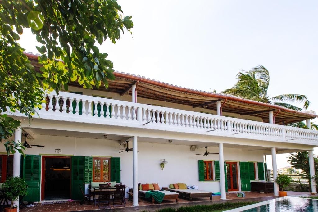 Chỉ cần bước qua cánh cửa Heron House - khách sạn Hội An gần phố cổ, bạn sẽ như trở về một Hội An xưa đầy thơ mộng. Mái ngói đỏ au, bộ ghế gỗ tựa lưng cũ kỹ, màn tre mát rượi và nền gạch hoa đầy hoài niệm – tất cả tạo nên một không gian đậm chất “ông bà anh” mà ai cũng ao ước được một lần chạm vào. Điều đặc biệt nhất là phía sau homestay có cả một cánh đồng xanh rì trải dài bất tận, mang theo hương lúa, hương gió một chất liệu mộc mạc mà khó nơi nào có được.