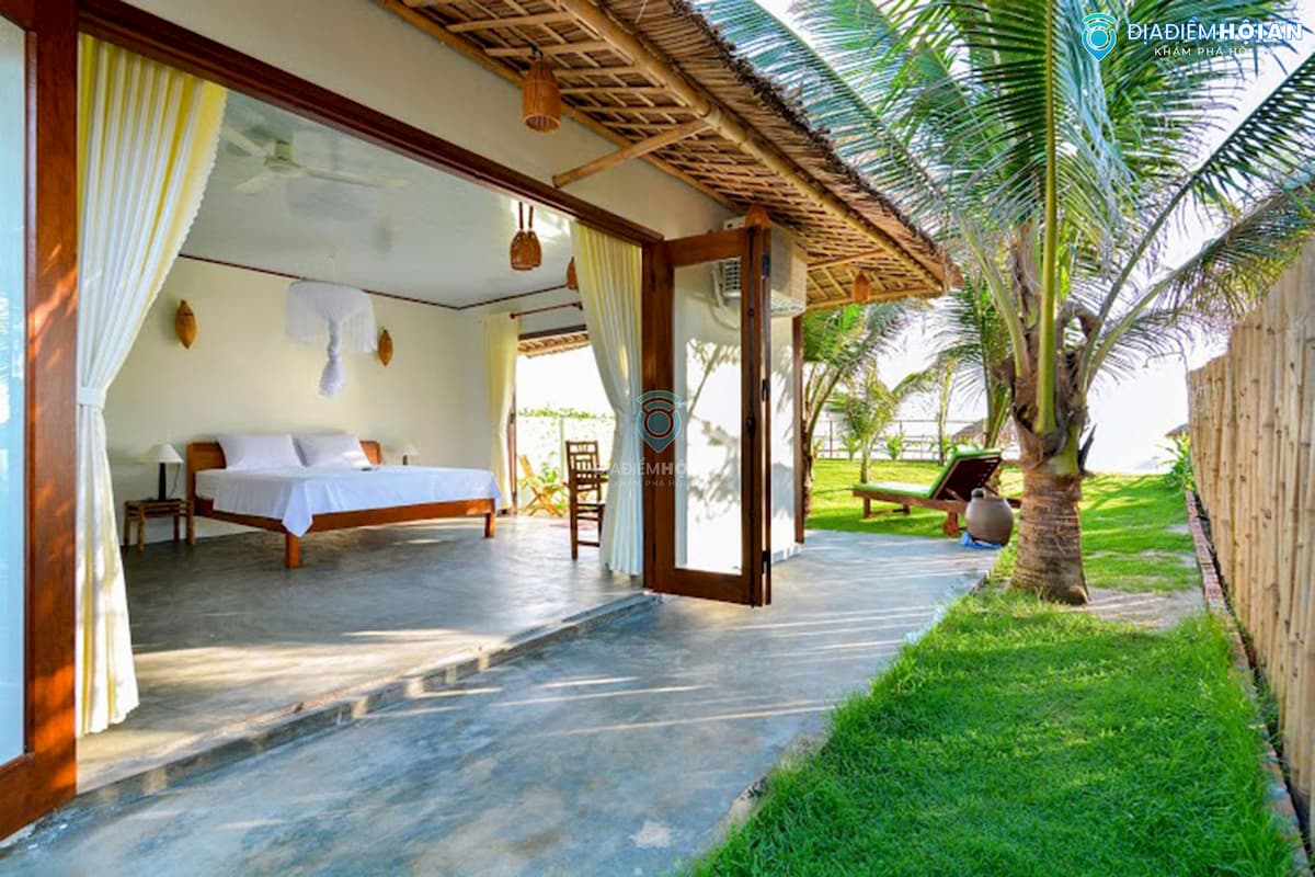 Chỉ cách phố cổ Hội An khoảng 5–10 phút đi xe, Hidden Beach Bungalow là khách sạn Hội An gần phố cổ lý tưởng cho các cặp đôi đang tìm kiếm sự yên bình bên bờ biển. Với thiết kế kết hợp hài hòa giữa phong cách Địa Trung Hải và nét Á Đông truyền thống, mỗi bungalow nổi bật với mái lá, nội thất tối giản từ gỗ, tre, nứa – mang đến cảm giác gần gũi, mộc mạc nhưng vẫn tinh tế.