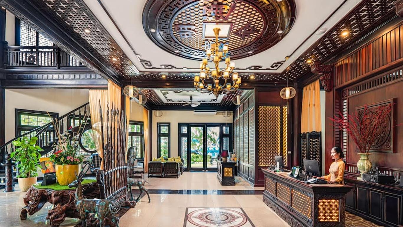 Ẩn mình như một viên ngọc xanh bên dòng sông Đế Võng êm đềm, Koi Hội An là điểm dừng chân lý tưởng cho những ai khao khát trải nghiệm nghỉ dưỡng đẳng cấp, pha lẫn nét duyên dáng của phố cổ. Mỗi căn phòng tại đây đều được bài trí tinh tế theo phong cách Á Đông, với tông màu nâu - vàng trầm ấm, mở ra không gian chan hòa cùng thiên nhiên – từ tầm nhìn hướng sông lãng mạn, view vườn tươi mát đến góc thành phố sống động.