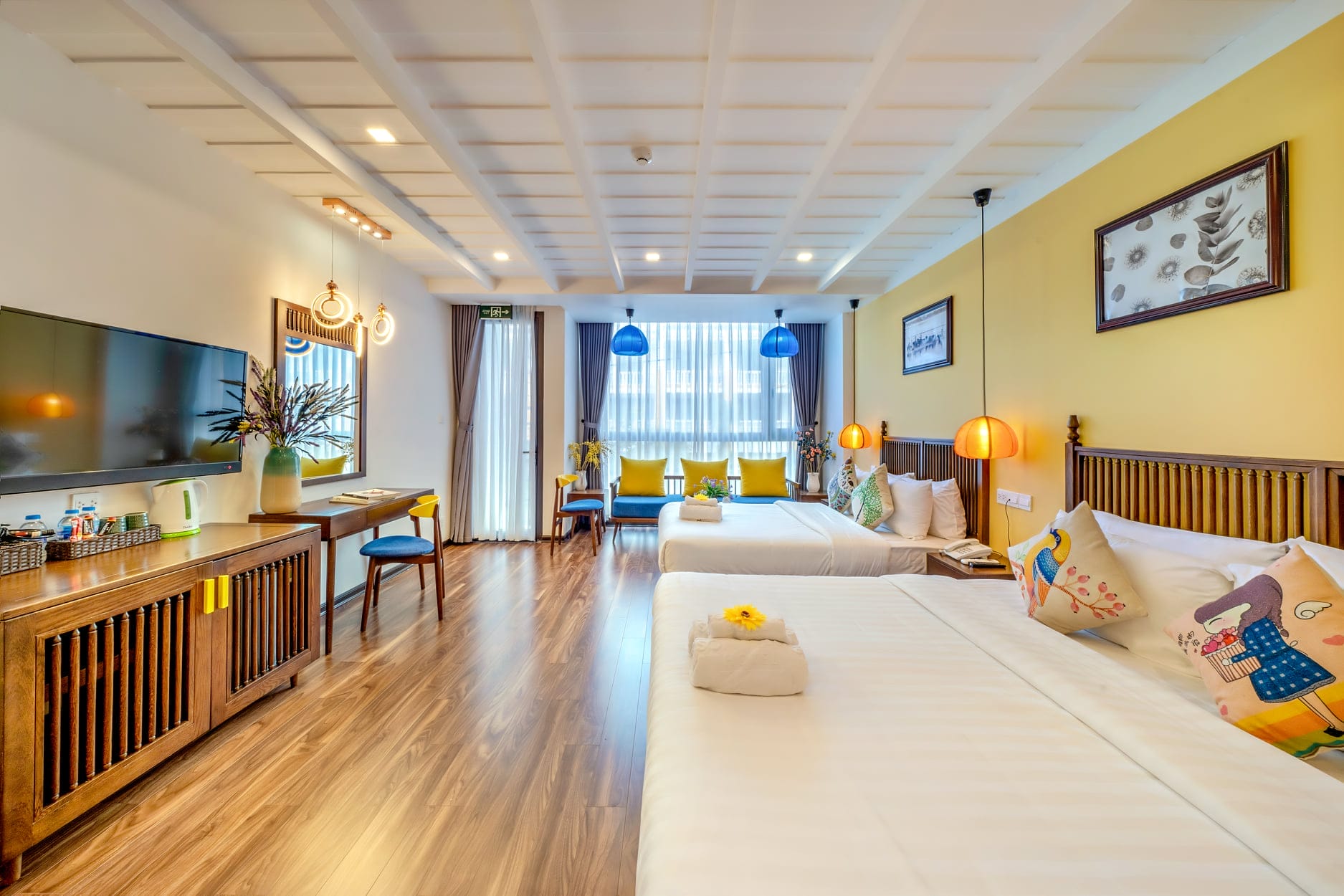 Đúng như những lời khen ngợi từ du khách, khách sạn Sơn Trang Hội An là một khách sạn Hội An gần phố cổ 3 sao mới toanh, gây ấn tượng mạnh với lối thiết kế sang trọng, tinh tế mang đậm phong cách Indochine cổ điển pha nét duyên dáng của phố Hội. Không gian phòng nghỉ được phối màu hài hòa giữa sắc vàng ấm áp của tường, nền gỗ mộc mạc và nội thất gỗ nâu trầm, thêm điểm nhấn bằng các chi tiết trang trí màu xanh dương nổi bật, tạo nên một tổng thể vừa thanh lịch vừa ấm cúng.