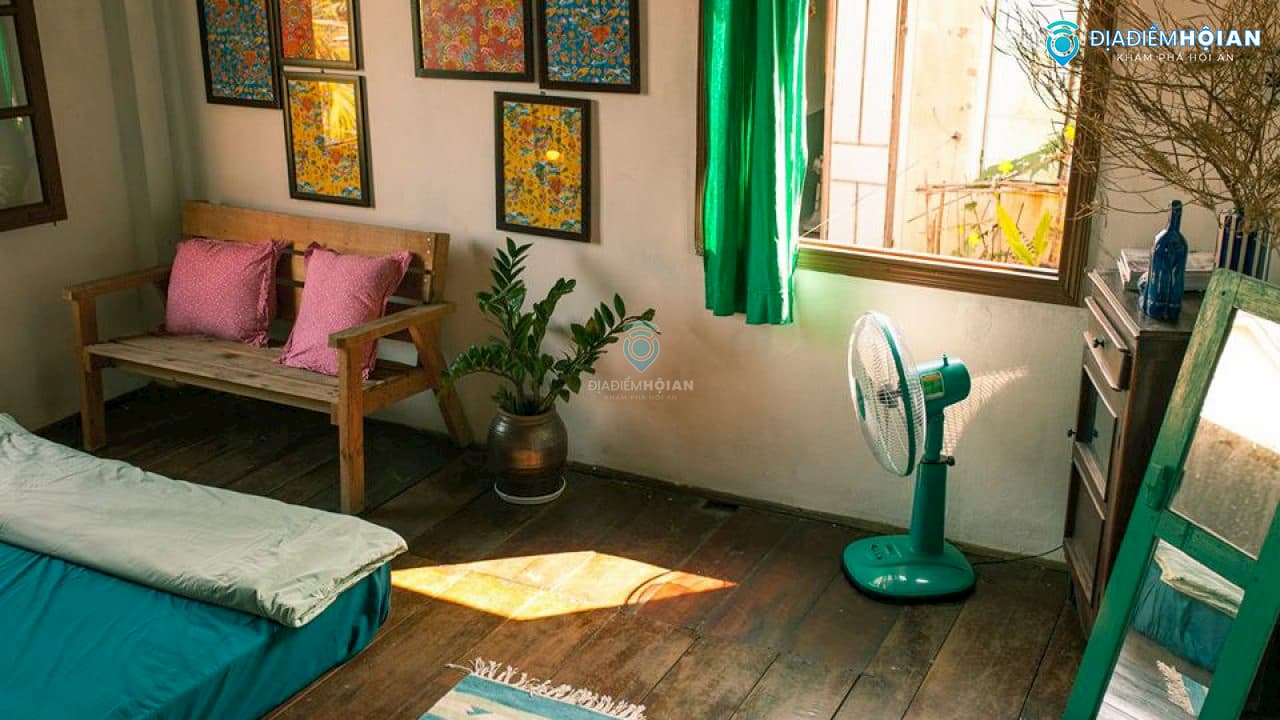 Khi chọn Old Yellow House, bạn không chỉ chọn một chốn nghỉ chân mà là chọn bước vào một chiều không gian Hội An xưa cũ, đậm chất hoài niệm. Ngôi nhà mang đậm dấu ấn kiến trúc cổ điển của phố Hội: tường sơn vàng đặc trưng, nội thất gỗ mộc mạc, điểm xuyết vải thổ cẩm tinh tế – tất cả tạo nên một không gian ấm cúng, bình yên như thể thời gian đang chậm lại.