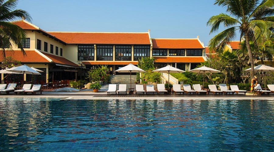 Nổi bật giữa bờ cát trắng Cửa Đại, Victoria Hội An tự hào là resort quốc tế đầu tiên tại phố cổ, từng lọt top 20 khu nghỉ dưỡng đẳng cấp nhất châu Á. Bước qua cánh cổng, bạn như lạc vào một ngôi làng ven biển đậm chất Việt – nền đất mộc mạc, mái ngói đỏ rêu phong và những chiếc đèn lồng tre cao vút, khẽ đung đưa trong gió. Mỗi góc nhỏ đều thấm đẫm hồn quê, mỗi bước chân đều gợi nhớ Hội An xưa.