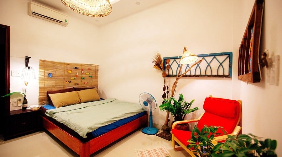 Nếu đang tìm một nơi lưu trú gần phố cổ Hội An mà vẫn giữ được nét yên tĩnh, hoài cổ, thì Loong Boong Homestay chắc chắn là cái tên không thể bỏ qua. Chỉ cách trung tâm phố cổ 800m và biển khoảng 4km, nơi đây lý tưởng cho những ai muốn “trốn” vào một Hội An xưa cũ, chậm rãi mà vẫn tiện lợi trong di chuyển.