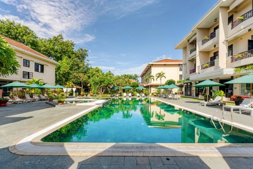 Hoi An Historic Hotel là điểm dừng chân lý tưởng cho những ai muốn tận hưởng trọn vẹn vẻ đẹp trầm mặc, cổ kính của đô thị hàng trăm năm tuổi. Khách sạn Hội An gần trung tâm này mang vẻ đẹp hòa quyện giữa lối kiến trúc truyền thống và sự tiện nghi hiện đại, tạo nên không gian lưu trú vừa gần gũi vừa sang trọng. Khuôn viên rộng lớn, nhiều cây xanh cùng bầu không khí yên tĩnh khiến du khách có cảm giác như đang lạc vào một khu nghỉ dưỡng tách biệt khỏi phố thị ồn ào – ngay giữa lòng Hội An.