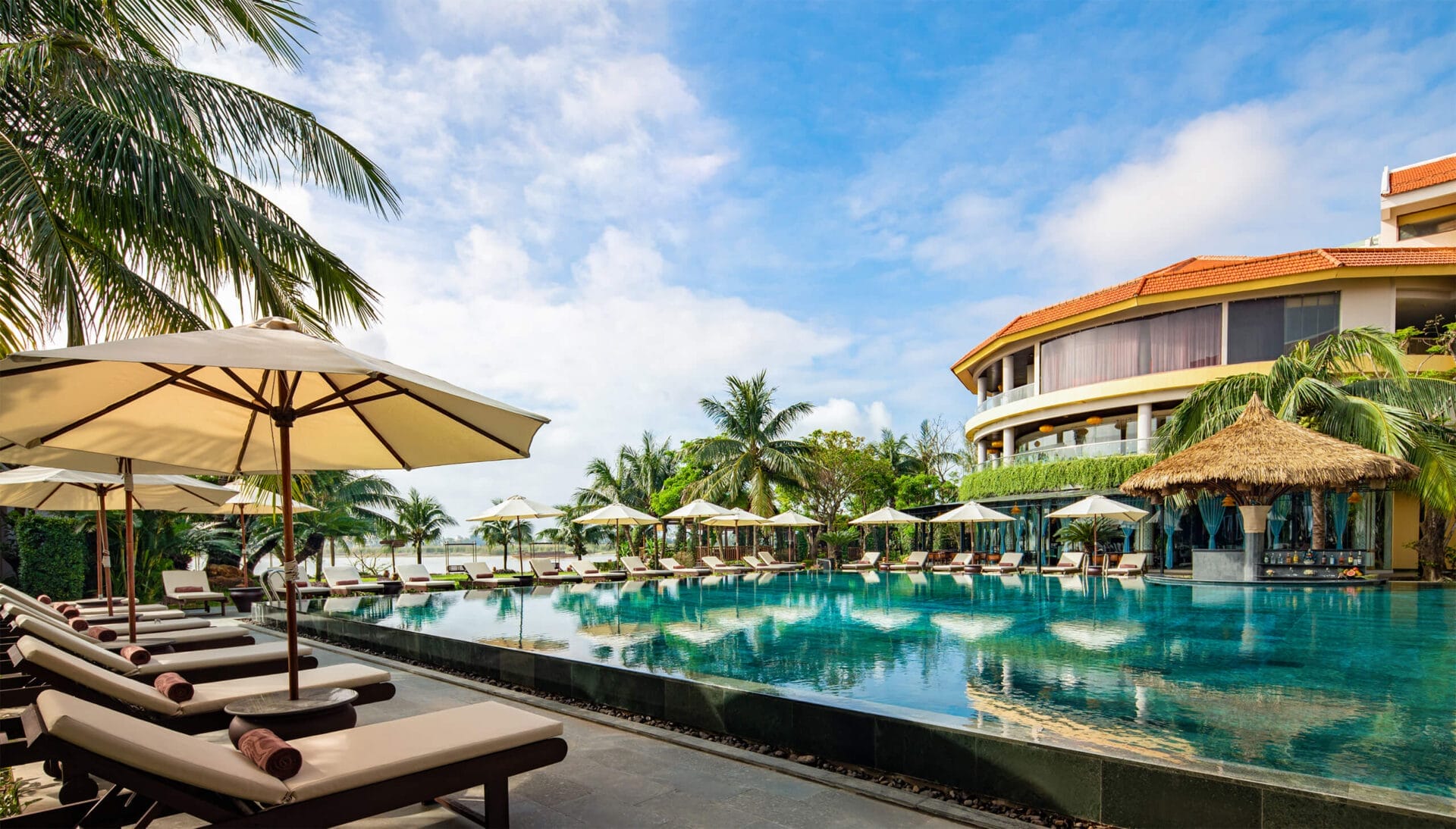 Bel Marina là khu nghỉ dưỡng 5 sao sang trọng tọa lạc bên bờ sông Thu Bồn, ngay trung tâm phố cổ Hội An, chỉ cách Chùa Cầu và Hội quán Phúc Kiến vài phút đi bộ. Với vị trí thuận tiện, từ đây bạn có thể dễ dàng khám phá các điểm đến nổi tiếng quanh khu vực cổ kính UNESCO.