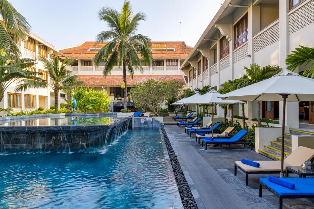 Almanity Hoi An Resort & Spa là một thiên đường wellness đích thực nằm ngay trung tâm phố cổ Hội An. Resort gây ấn tượng mạnh với không gian xanh mở, thiết kế tối giản nhưng tinh tế, lấy cảm hứng từ sự hòa quyện văn hóa của Hội An – không gian “không rào, không tủ áo”, giúp du khách cảm nhận sự tự tại như ở nhà.
