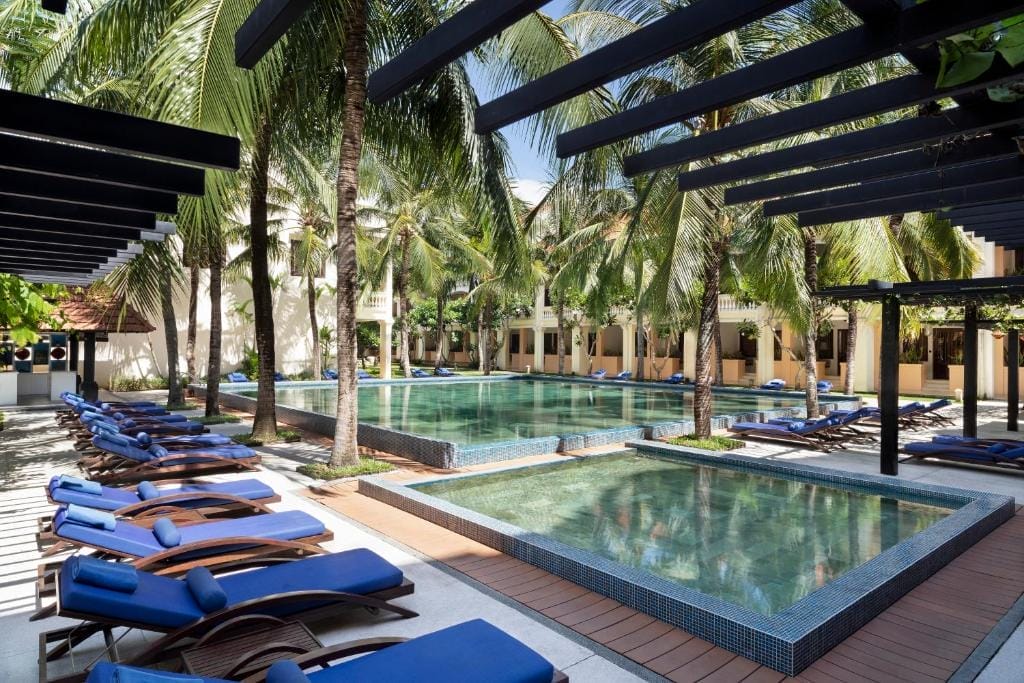 Giữa nhịp sống dịu dàng của phố Hội, Anantara Hội An Resort hiện lên như một bức tranh thuỷ mặc với nét đẹp vừa cổ kính, vừa hiện đại. Từng góc nhỏ nơi đây đều thấm đẫm hồn Việt, từ kiến trúc gỗ mộc mạc đến hàng cau xanh rì rào trong gió.