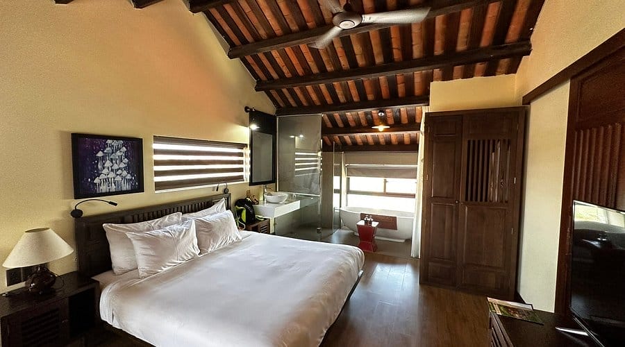 Ẩn mình trong không gian tĩnh lặng nhưng đầy thi vị của Phố cổ, La An Central Boutique Villa mang đến một cảm giác an yên hiếm có, nơi mà mỗi chi tiết nhỏ đều thấm đẫm vẻ mộc mạc, gần gũi. Vị trí của khách sạn không thể lý tưởng hơn, chỉ mất khoảng 3 phút tản bộ, bạn đã có thể hòa mình vào nhịp sống cổ kính của phố Hội. Và chỉ cần 2 phút nữa, làn gió mát lành từ dòng sông Hoài thơ mộng sẽ nhẹ nhàng lướt qua bạn như một lời chào thân quen của Hội An.