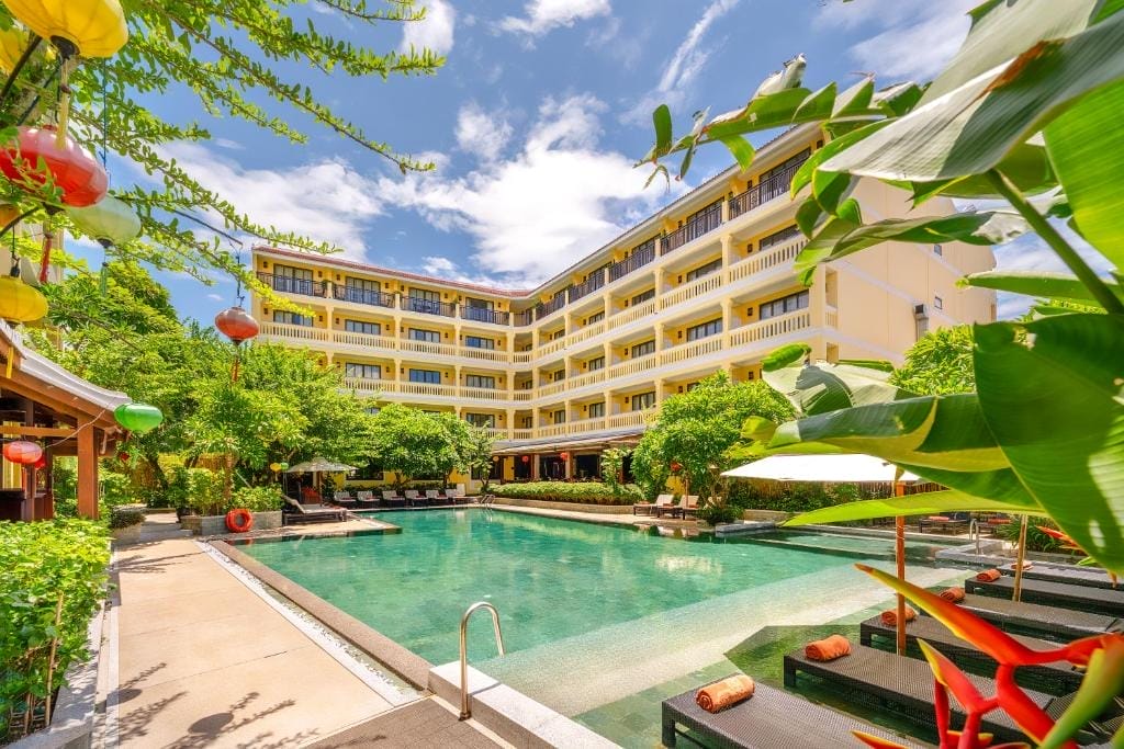 Hoi An Central Boutique Hotel & Spa là một khách sạn boutique sang trọng tọa lạc ngay giữa khu phố cổ Hội An, mang đến cảm giác như được trở về những ngày vàng son của Faifo xưa, nơi kiến trúc Pháp cổ kính hài hòa với thiết kế hiện đại, tạo nên vẻ đẹp hoài cổ pha nét độc đáo thời thượng.