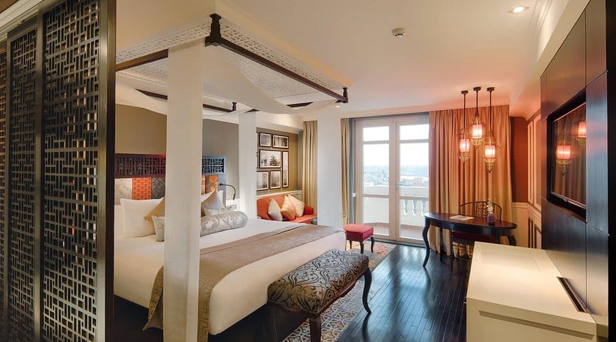 Nằm cách phố cổ Hội An chỉ 5 phút đi bộ, Hotel Royal Hoi An – MGallery là khách sạn Hội An với sự kết hợp hài hòa giữa nét đẹp di sản và tiện nghi hiện đại. Khách sạn thuộc tập đoàn Accor danh tiếng, mang đến trải nghiệm nghỉ dưỡng đẳng cấp với phong cách kiến trúc Á – Âu độc đáo cùng dịch vụ chuẩn 5 sao.