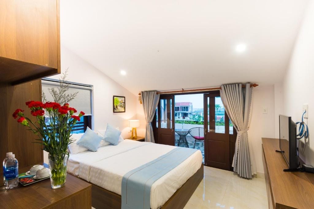 Bill Ben Homestay Hoi An mang trong mình nét giao hòa tinh tế giữa hơi thở hiện đại và vẻ đẹp cổ kính của Phố Hội. Dù không quá rộng lớn, nhưng homestay sở hữu vị trí lý tưởng, chỉ vài bước chân là đến ngay các địa điểm check-in nổi tiếng. Sự tiện lợi trong di chuyển kết hợp với không gian ấm cúng, đầy đủ tiện nghi sẽ mang đến cho bạn một kỳ nghỉ đáng nhớ. Đặc biệt, đội ngũ nhân viên thân thiện, chuyên nghiệp luôn sẵn sàng hỗ trợ tận tình, khiến bạn cảm thấy như đang ở chính ngôi nhà thứ hai của mình.