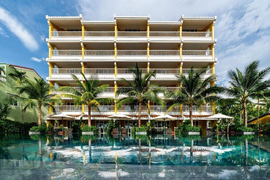 La Siesta Hội An Resort & Retreat là một khu nghỉ dưỡng boutique cao cấp tọa lạc ngay giữa những cánh đồng lúa xanh mướt, chỉ cách phố cổ Hội An vài phút, mang đến cảm giác hài hòa giữa thiên nhiên, văn hóa di sản và sự sang trọng hiện đại. Khuôn viên khu resort được chia thành hai khu – Classic Wing ấm cúng và Club Wing sang trọng – với tổng cộng gần 140 phòng nghỉ được thiết kế tỉ mỉ theo phong cách nhiệt đới thanh lịch, nhiều phòng sở hữu ban công rộng, tầm nhìn hồ bơi hoặc ruộng lúa bao quanh.