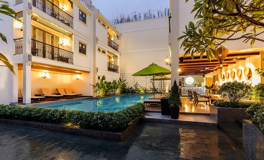 Laluna Hoi An Riverside Hotel & Spa mang đến trải nghiệm nghỉ dưỡng tinh tế với kiến trúc hiện đại nằm sát bên bờ sông Thu Bồn, cách Chùa Cầu và phố cổ chỉ vài phút đi bộ. Phòng ốc rộng rãi, có ban công hướng sông hoặc hồ bơi, nội thất êm ái, cách âm tốt và tiện nghi đầy đủ gồm điều hòa, TV, Wi‑Fi miễn phí.