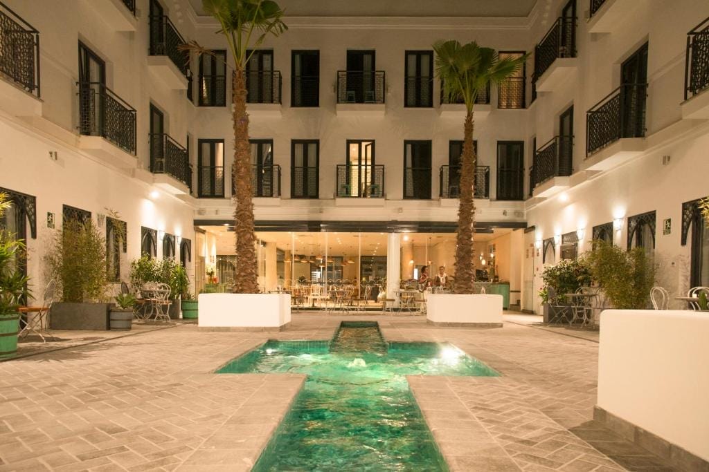 Tọa lạc ngay trung tâm Hội An, La Residencia Hotel & Spa là khách sạn Hội An gần trung tâm với sự giao thoa tinh tế giữa vẻ đẹp cổ kính của phố Hội và phong cách tân cổ điển Bồ Đào Nha. Với 48 phòng nghỉ sang trọng trải đều trên 7 tầng, mỗi phòng đều mở ra tầm nhìn tuyệt đẹp hướng sông, vườn hoặc thành phố, mang đến trải nghiệm lưu trú đậm chất nghệ thuật và yên bình.
