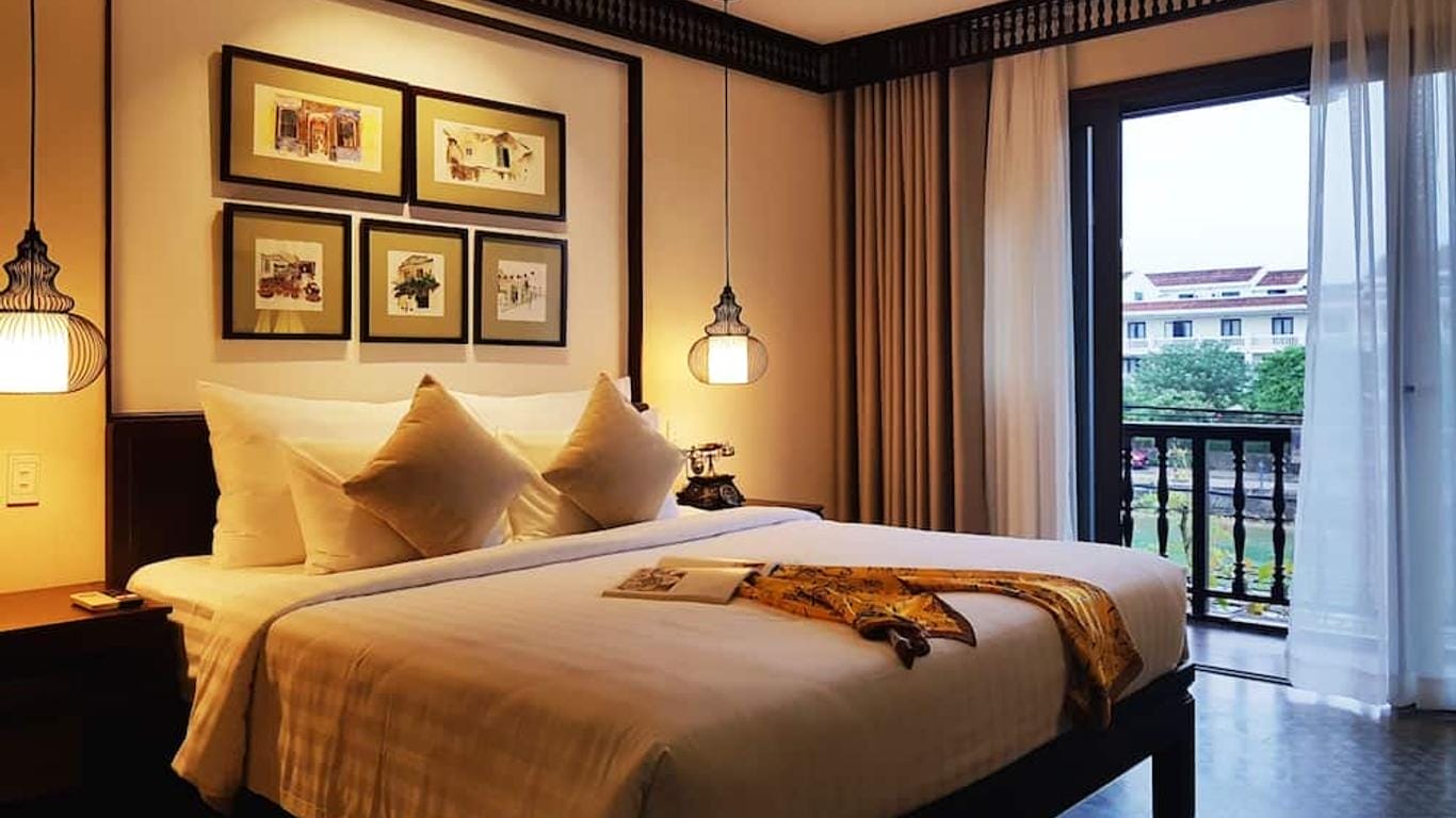 Little Hoi An Boutique Hotel & Spa như một “ốc đảo” yên bình nằm nép mình bên dòng sông Hoài thơ mộng, là nơi lý tưởng cho những ai đang tìm kiếm sự thư giãn giữa lòng phố cổ. Chỉ cần đứng bên khung cửa sổ phòng nghỉ, du khách đã có thể thu trọn vào tầm mắt cảnh sắc đặc trưng của Hội An: con đường rợp bóng cây xanh, những chiếc thuyền chầm chậm trôi bên cầu nhỏ, tạo nên một bức tranh yên ả đầy thi vị. Đây cũng là lựa chọn lý tưởng cho ai đang tìm kiếm một khách sạn Hội An gần trung tâm nhưng vẫn giữ được sự tĩnh lặng riêng tư.