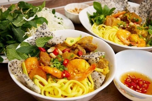 Mì Quảng Ông Hai là một trong quán mì quảng Hội An quen thuộc và nổi danh bậc nhất ở xứ Hội. Quán nằm khiêm tốn trong con hẻm nhỏ, mang nét mộc mạc, bình dị đúng chất Hội An xưa. Điều đặc biệt là quán được chính tay các thành viên trong gia đình phục vụ, tạo nên một không gian ấm cúng và gần gũi như dùng bữa tại nhà. Giá cả lại vô cùng phải chăng, khiến ai ghé một lần cũng muốn quay lại.