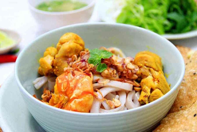 Mì Quảng Êm Ái là điểm đến không thể bỏ qua cho những ai đam mê hương vị Quảng Nam chân chất. Không gian ấm cúng cùng sự đón tiếp nhiệt tình của đội ngũ nhân viên khiến nơi đây trở thành địa chỉ lý tưởng cho mọi thực khách, từ học sinh, sinh viên đến người đi làm với mức giá vô cùng hợp lý. Đây không chỉ là quán ăn được lòng du khách mà còn là "góc phố quen" của người dân địa phương.