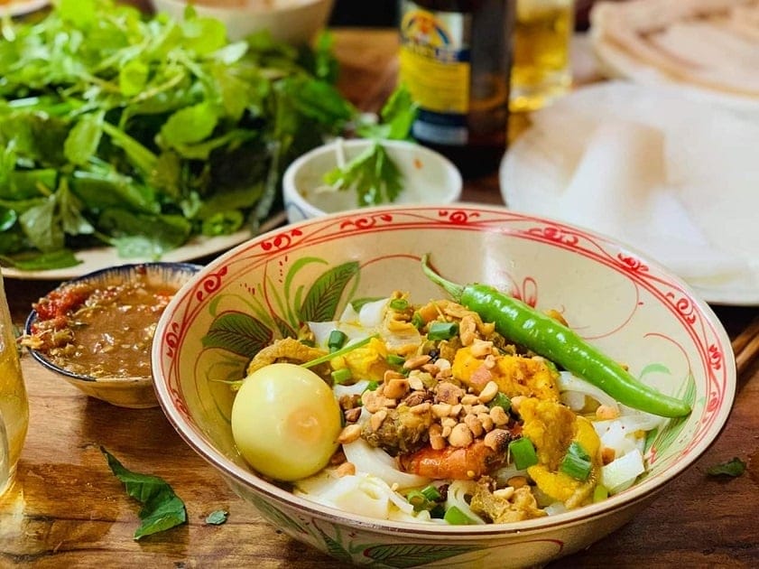 Quán Không Gian Xanh là điểm đến lý tưởng để thưởng thức mì Quảng Hội An chuẩn vị với mức giá cực kỳ hợp lý. Mỗi tô mì ở đây đều mang hương vị đậm đà, được nêm nếm khéo léo theo đúng phong cách ẩm thực xứ Quảng, khiến thực khách mê mẩn ngay từ lần đầu thưởng thức. Không chỉ gây ấn tượng bởi món ăn ngon, quán còn sở hữu không gian rộng rãi, thoáng đãng, phủ đầy cây xanh tạo cảm giác thư giãn và dễ chịu. Bên cạnh mì Quảng, bạn còn có thể khám phá thêm nhiều món ngon như cao lầu, hến xào, hoành thánh chiên hay bún thịt nướng — tất cả đều mang đậm bản sắc Hội An.