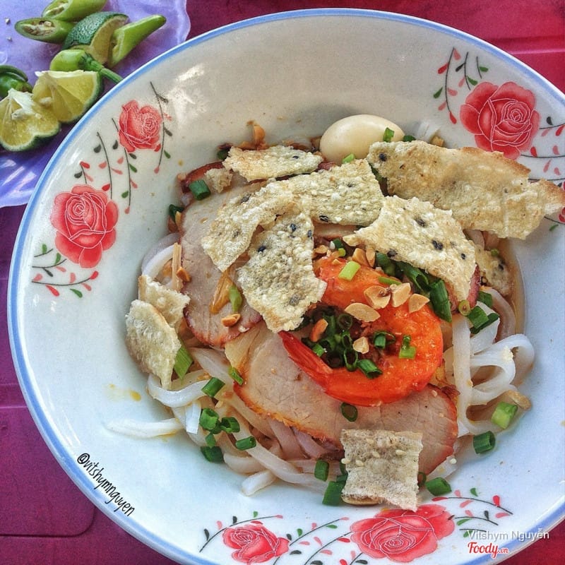 Nằm cạnh dòng sông Thu Bồn thơ mộng, mì Quảng Bà Minh được đông đảo người dân địa phương biết đến và là địa chỉ quen thuộc để thưởng thức mì Quảng của người dân nơi đây. Nếu bạn không tìm ra có thể hỏi thăm xung quanh sẽ được mọi người nhiệt tình chỉ dẫn nhé! Dù địa chỉ hơi khó tìm nhưng đã đến đây và thử hương vị ngon tuyệt của tô mì Quảng sẽ làm bạn cảm thấy vô cùng xứng đáng. Quán có rất nhiều loại nhân cho bạn tha hồ lựa chọn và MIA.vn tin chắc rằng bạn sẽ còn lui tới nơi này bởi sự thân thiện của chủ quán – bà Minh.