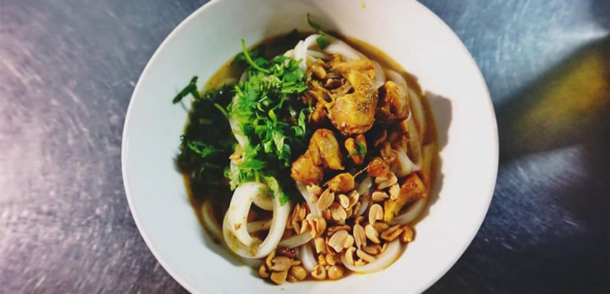 Mì Quảng Bà Linh là một quán ăn nhỏ nhưng ghi điểm với thực đơn phong phú và hương vị khó quên. Mỗi món ăn tại đây đều được chế biến tỉ mỉ, từ khâu lựa chọn nguyên liệu đến cách nêm nếm gia vị đều do chính tay chủ quán cẩn thận chuẩn bị. Tô mì Quảng nổi bật với miếng thịt mềm thơm, hòa quyện cùng sợi mì dẻo dai, rau sống tươi xanh và lạc rang giòn rụm, tạo nên một tổng thể hài hòa, đậm đà khó cưỡng. Ngoài mì Quảng, quán còn phục vụ các món đặc sản miền Trung như cơm gà, cao lầu, hến trộn – mỗi món đều mang hương vị riêng, rất đáng để bạn thưởng thức.