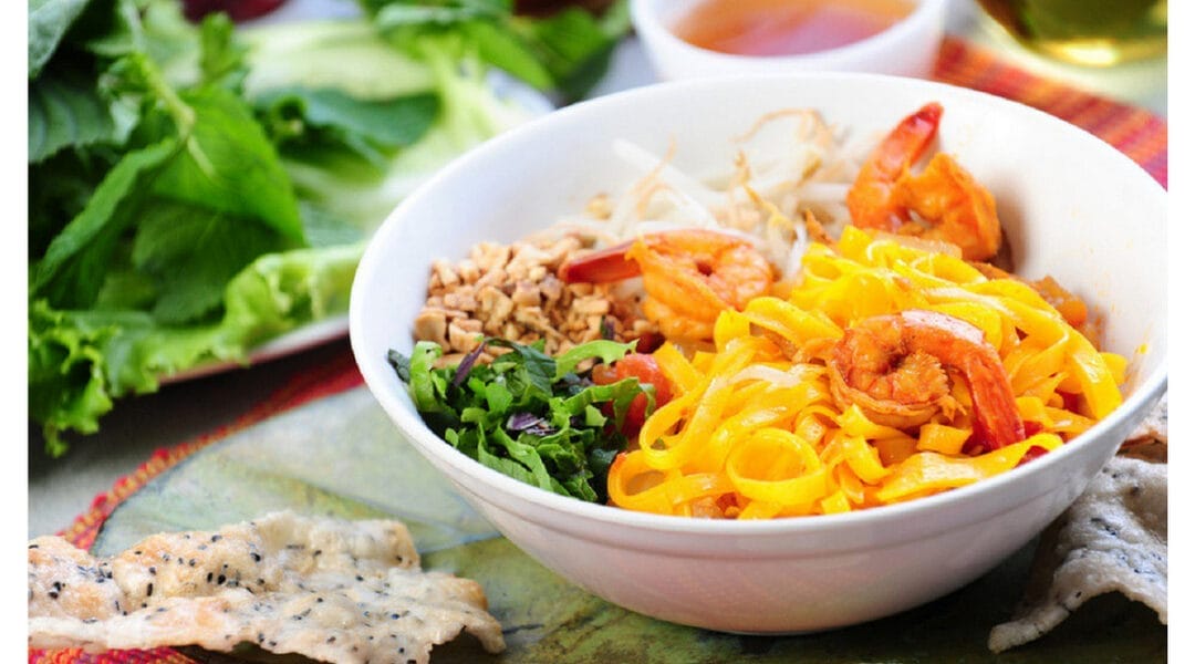 Mì Quảng Chị Hà là điểm đến quen thuộc của nhiều du khách nhờ hương vị đậm đà và mức giá phải chăng. Không gian quán rộng rãi, sạch sẽ, thoáng mát, mang đến cảm giác dễ chịu cho thực khách. Mì Quảng ở đây nổi bật với sợi mì nhỏ, màu trắng tươi và độ dai vừa phải. Nước dùng được nêm nếm khéo léo, hài hòa vị ngọt thanh từ xương và hương thơm béo nhẹ. Tôm thịt rim đậm vị kết hợp cùng trứng cút, đậu phộng rang, bánh tráng giòn, rau sống tươi và ớt xanh tạo nên một tô mì vừa tròn vị vừa hấp dẫn.
