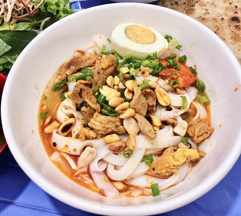 Điều khiến thực khách luôn dành tình cảm đặc biệt cho quán mì Quảng Cô Sinh không chỉ nằm ở hương vị món ăn, mà còn bởi sự hiếu khách và chân thành của cô chủ. Với nụ cười luôn rạng rỡ cùng đội ngũ nhân viên thân thiện, nhiệt tình, quán mang đến cảm giác gần gũi như đang dùng bữa tại nhà.
