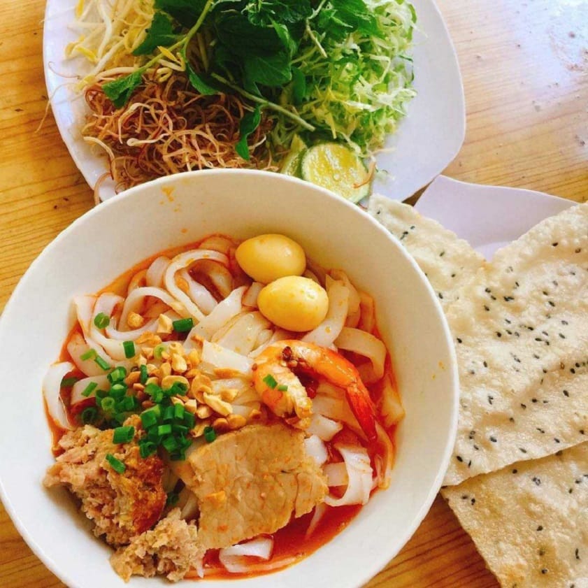 Mì Quảng của quán cô Bích có không gian quán thoáng đãng, sạch sẽ với cách bài trí gọn gàng, hài hòa, tạo cảm giác thư thả ngay từ lần đầu ghé thăm. Điểm nhấn đặc biệt chính là sự đón tiếp nhiệt tình, thân thiện của đội ngũ nhân viên, khiến thực khách như về nhà, chỉ muốn quay lại mãi. Điều đặc biệt ở nơi đây đó chính là tô mì vàng ươm đầy ắp tôm tươi, thịt mềm, rau sống giòn tươi và bánh tráng mè thơm giòn rụm. Mỗi muỗng là một bùng nổ hương vị, đậm đà, quyến rũ khó quên, khiến ai đã nếm thử đều nhớ mãi không thôi.