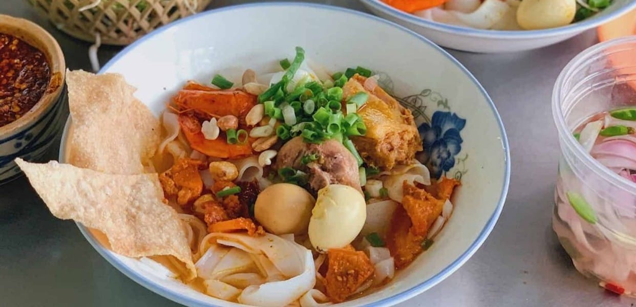 Mì Quảng Hội An Ba Xùy là một trong những quán ăn lâu đời và được lòng người dân địa phương suốt nhiều năm qua. Điểm đặc biệt của quán nằm ở cách chế biến độc đáo: sợi mì được xắt tay thủ công, mỏng nhẹ nhưng vẫn giữ được độ dai và mềm mượt. Thực đơn nổi bật với hai món "best-seller" là mì Quảng hải sản và mì Quảng gà – mỗi tô đều mang hương vị đậm đà, khó quên. Không gian quán được bài trí theo phong cách cổ điển, mang đậm nét xưa cũ của phố Hội, là điểm dừng chân lý tưởng cho những ai vừa muốn thưởng thức món ngon, vừa yêu thích chụp ảnh check-in.