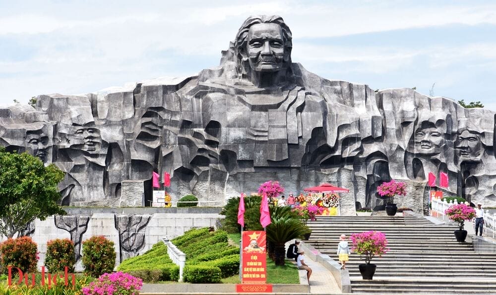 Ghé thăm tượng đài Mẹ Thứ
