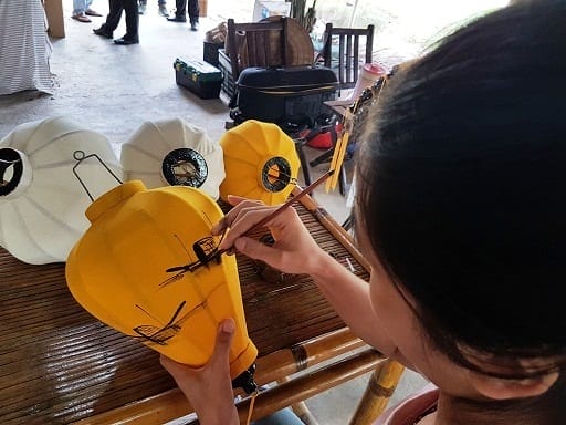 Trải nghiệm làm lồng đèn