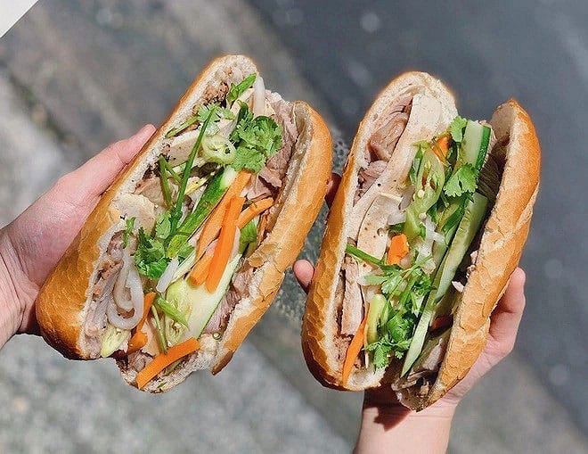 Bạn đã bao giờ tưởng tượng sẽ thưởng thức bánh mì cùng… xôi chưa? Tại quán bánh mì bà Bứa, bạn sẽ được trải nghiệm hương vị “độc quyền” này. Bánh mì nóng giòn, thơm lừng mùi bơ hòa quyện cùng bát xôi dẻo mềm, thơm ngậy – tạo nên một bữa ăn vừa no bụng vừa lạ miệng, khó quên. Đây chắc chắn là sự kết hợp “có một không hai” mà bạn khó tìm thấy ở bất kỳ đâu khác. Ghé thử một lần là nhớ mãi đấy nha.