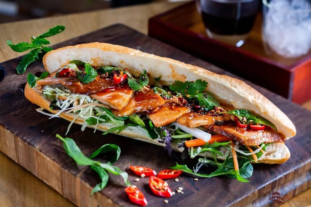 Một trong những điểm cộng khiến bánh mì Tâm Hoa ghi điểm trong lòng thực khách chính là sự thân thiện, niềm nở của cô chủ quán cùng đội ngũ nhân viên phục vụ nhanh nhẹn, nhiệt tình. Nhờ đó, mỗi lần ghé quán không chỉ là một bữa ăn ngon mà còn là một trải nghiệm dễ chịu, đáng nhớ. Nếu bạn đang tìm kiếm một nơi để thưởng thức bánh mì Hội An đậm đà, hấp dẫn thì Tâm Hoa chắc chắn là điểm dừng chân không thể bỏ lỡ!