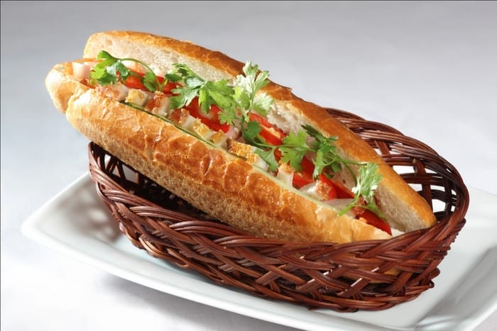 Bánh mì Thân là quán ăn sáng được lòng biết bao người dân Hội An. Không chỉ phục vụ bánh mì Hội An truyền thống giòn rụm, đậm đà, quán còn mang đến nhiều lựa chọn thơm ngon như bánh mì dăm bông, bánh mì chay… Từng ổ bánh nóng hổi, đầy ắp nhân được chế biến cẩn thận, vừa ngon miệng lại bổ dưỡng. Nếu đang lên kế hoạch khám phá ẩm thực phố cổ, đừng quên ghé Bánh mì Thân để bắt đầu ngày mới trọn vị nhé!
