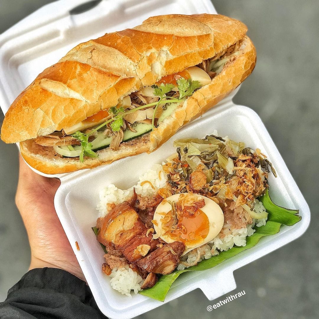 Bánh mì Phố Cổ là điểm dừng chân lý tưởng cho bất kỳ thời điểm nào trong ngày – dù là bữa sáng vội vàng, bữa trưa no nê hay bữa xế nhẹ nhàng. Điều làm nên “thương hiệu” cho ổ bánh mì nơi đây chính là phần sốt dầu trứng độc đáo, béo mịn, thơm ngậy. Khi kết hợp cùng nhân xá xíu đậm đà hay thịt nướng nóng hổi, hương vị hòa quyện ấy sẽ khiến bạn phải xuýt xoa vì quá trọn vị! Chưa hết, quán còn phục vụ thêm các loại đồ uống dân dã như sữa đậu nành, sữa ngô… với mức giá siêu “mềm” – chỉ 10.000 VNĐ. Một combo ngon - bổ - rẻ không thể bỏ lỡ!