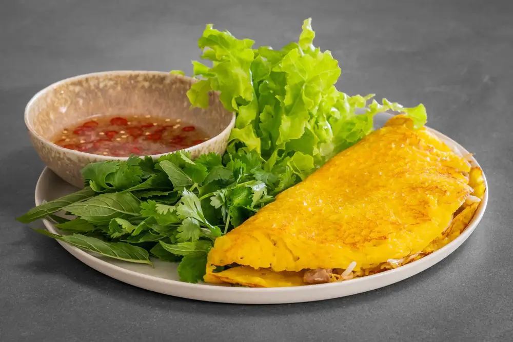Hội An không chỉ nổi tiếng bởi phố cổ yên bình, những con hẻm nhỏ rêu phong hay ánh đèn lồng rực rỡ mỗi đêm rằm, mà còn là thiên đường ẩm thực khiến du khách không thể nào quên. Trong số những món ăn đặc sản nơi đây, bánh xèo Hội An chính là một “đại sứ ẩm thực” làm say lòng biết bao thực khách.