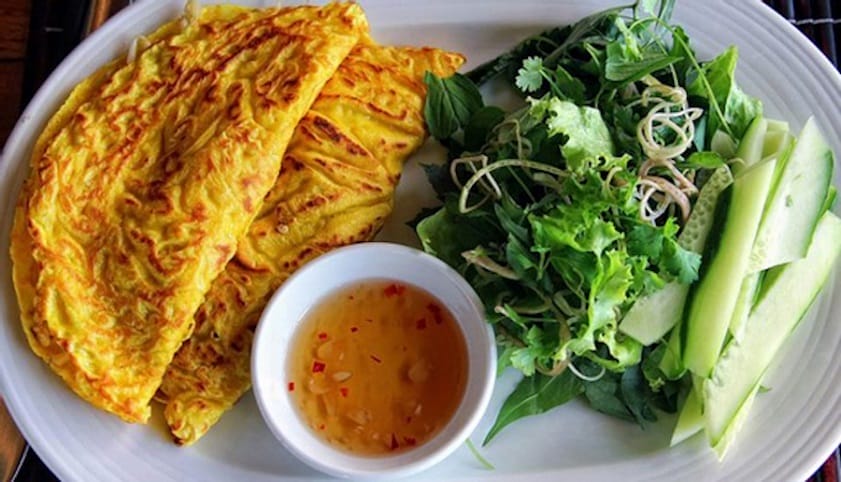 Bánh xèo Hội An Mười Hai là địa chỉ quen thuộc của người dân địa phương bởi hương vị thơm ngon khó cưỡng. Mỗi chiếc bánh xèo tại đây đều có lớp vỏ mỏng giòn rụm, phần nhân thịt đầy đặn được tẩm ướp khéo léo, đậm đà. Khi ăn kèm với rau sống tươi xanh và nước chấm pha theo công thức riêng, hương vị sẽ càng thêm bùng nổ, khiến bạn ăn một lần rồi sẽ có lần sau đấy nhé.
