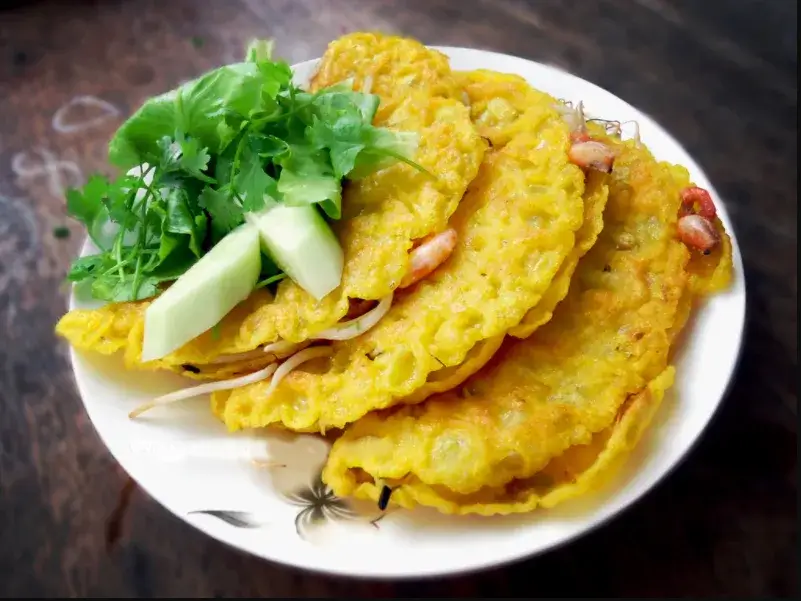 Bánh Xèo Hải Nam luôn tấp nập thực khách ghé thăm nhờ hương vị đậm chất miền Trung và phong cách phục vụ thân thiện, nhiệt tình. Quán mở cửa xuyên suốt các khung giờ trong ngày, nên bạn có thể ghé đến thưởng thức bánh xèo nóng hổi bất cứ lúc nào mà không lo bị lỡ hẹn với món ngon!